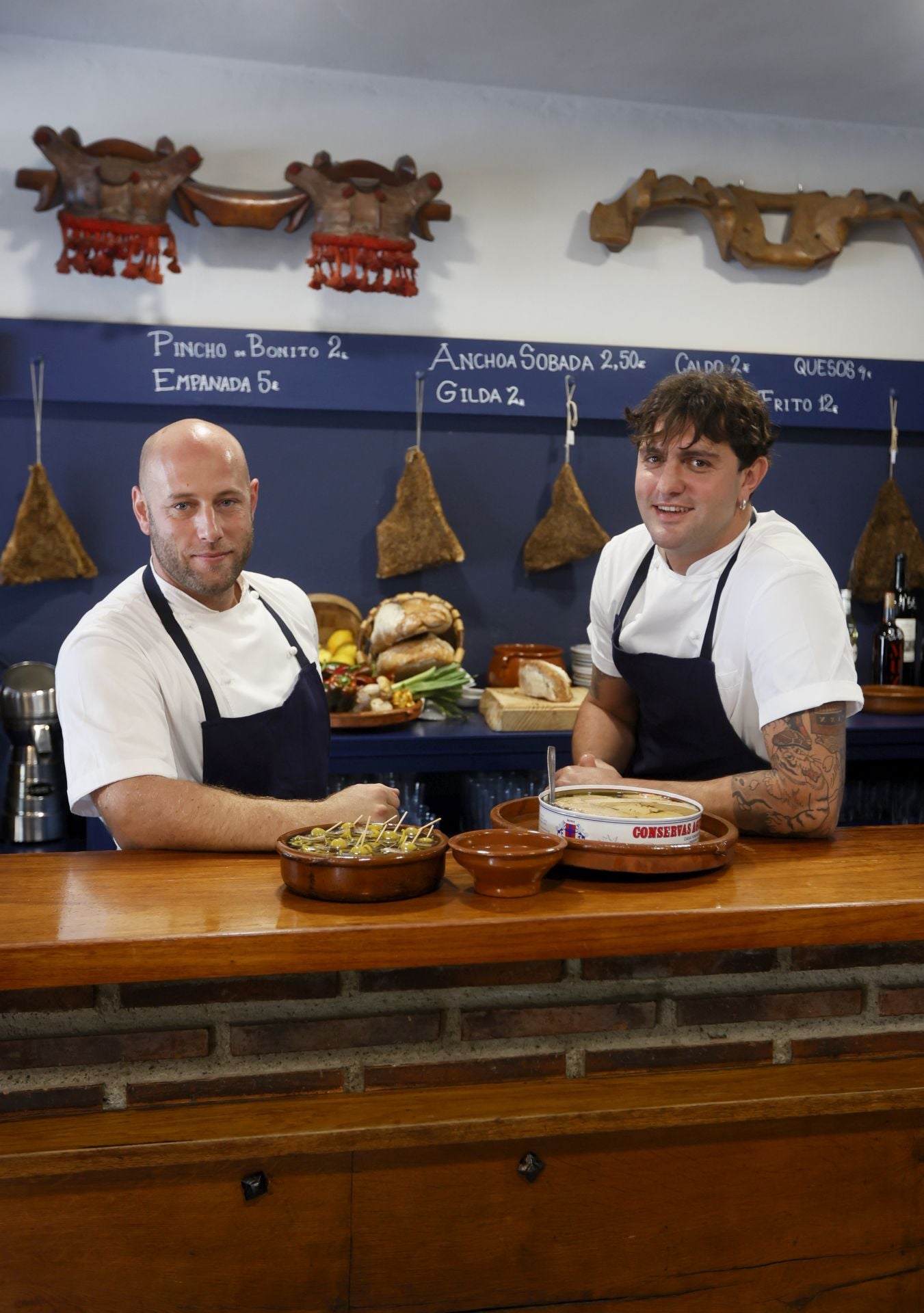 Jerónimo Pando y Carlos Urrutikoetxea, en la barra de Urruti Taberna.