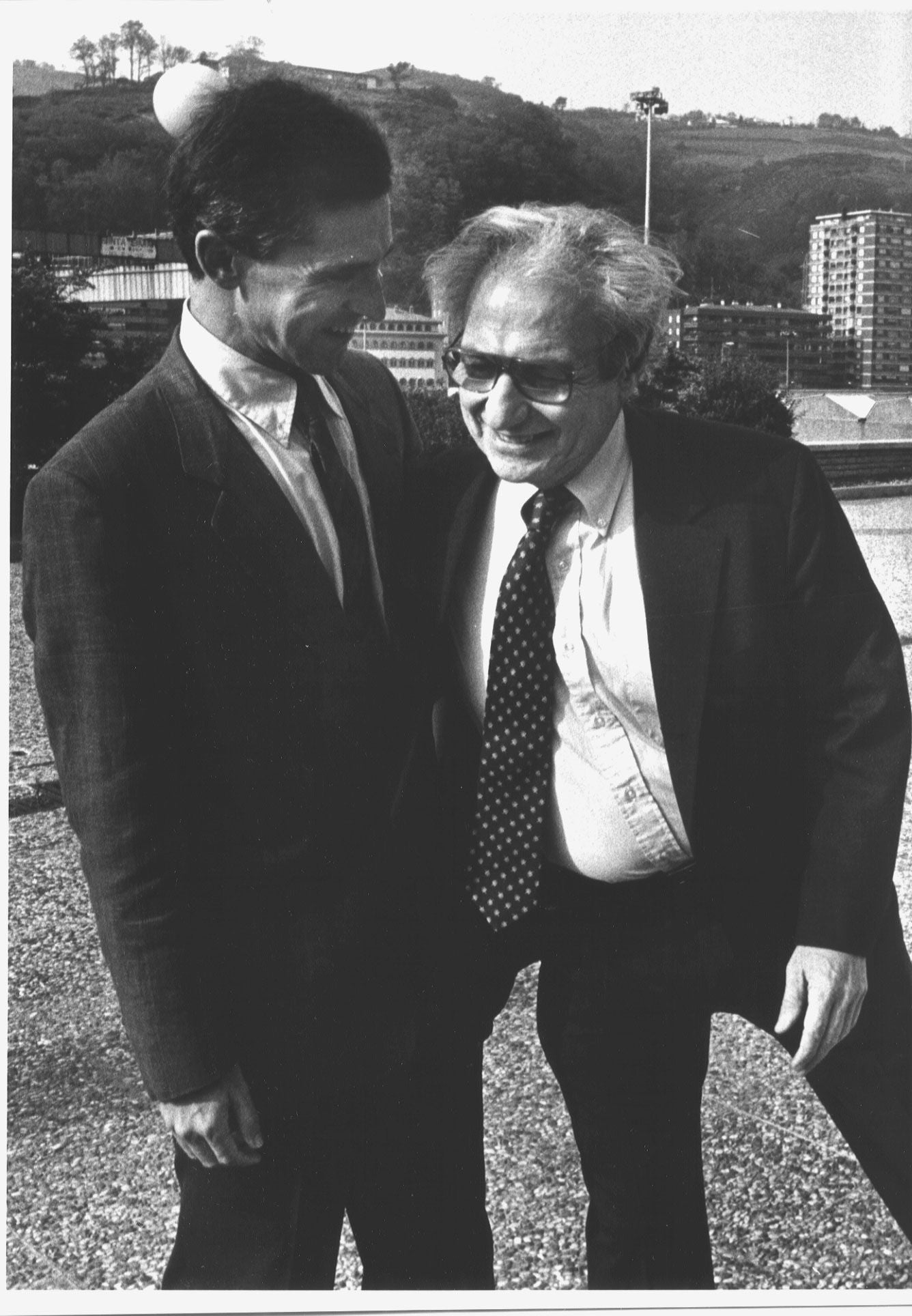 Juan Ignacio Vidarte (I), presidente de la comisión Guggenheim, con el arquitecto Frank Gehry (D), en la Campa de los Ingleses (1992)
