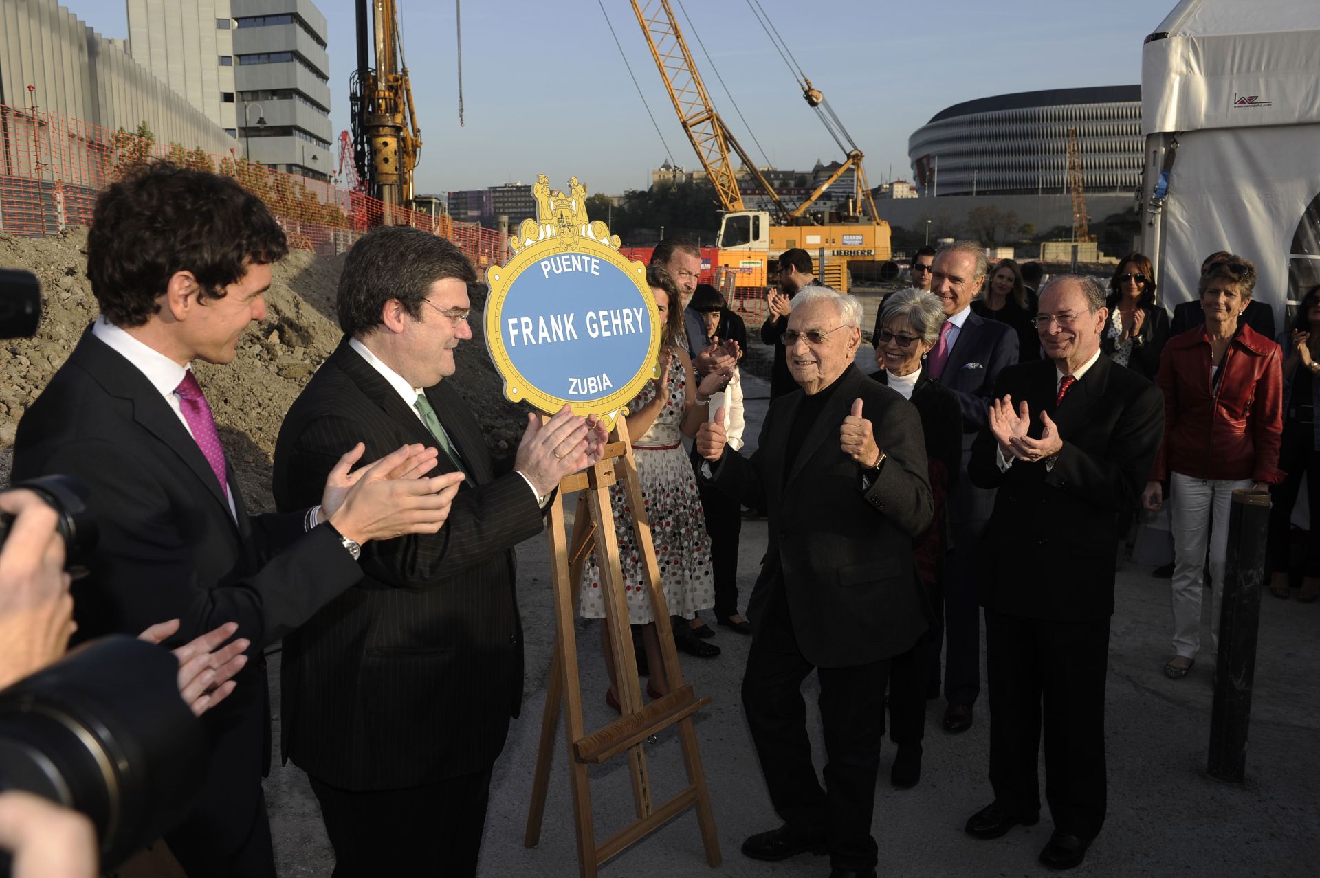 Frank Gehry coloca la primera piedra del puente que llevará su nombre (2014)