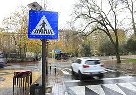 La señala luminosa se ha colocado en el tramo entre Olaguibel y la avenida de Judimendi.