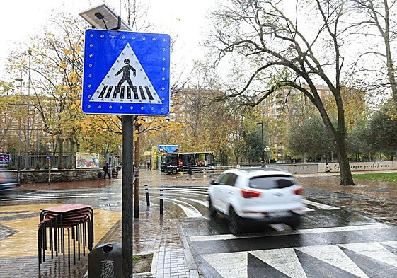 La señala luminosa se ha colocado en el tramo entre Olaguibel y la avenida de Judimendi.