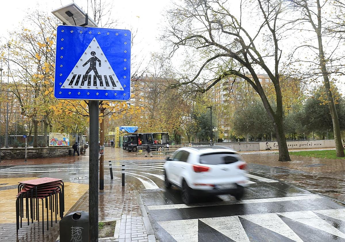 La señala luminosa se ha colocado en el tramo entre Olaguibel y la avenida de Judimendi.