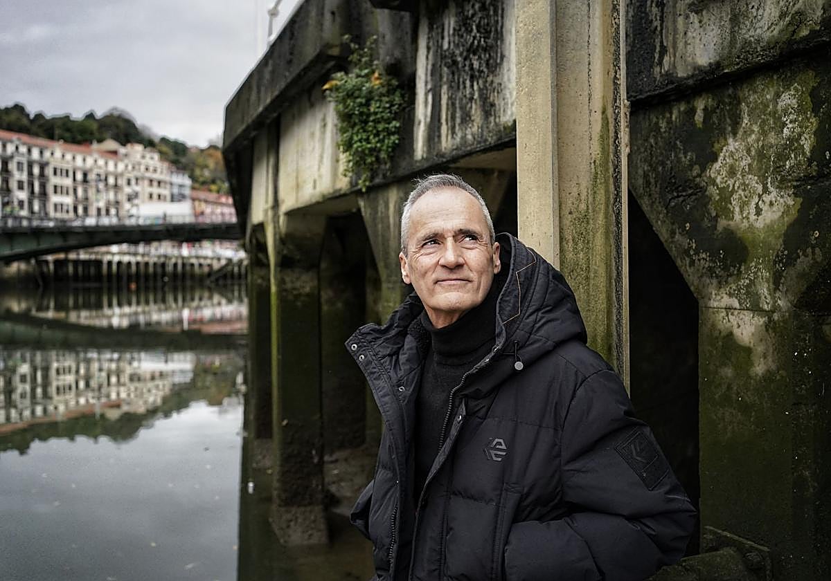 En los márgenes de la Ría eclosionó la escena musical de los 80 que Moso retrata en 'Flores en la basura'.