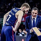 Galbiati da explicaciones a su nuevo jugador Gytis Radzevicius.