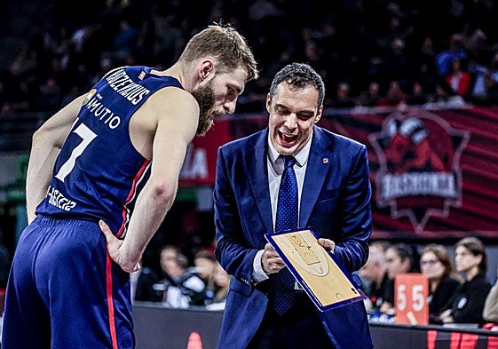 Galbiati da explicaciones a su nuevo jugador Gytis Radzevicius.