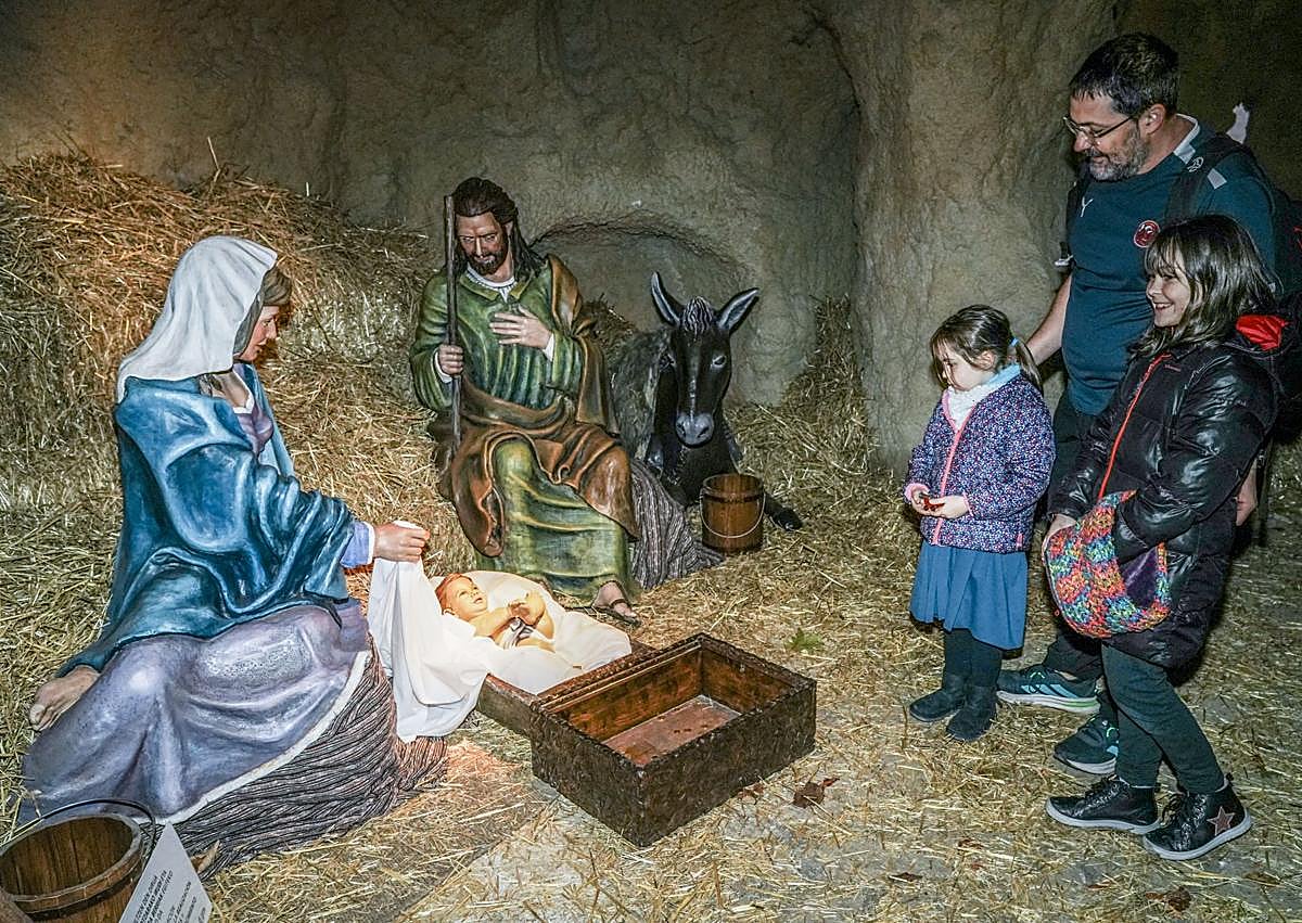 Imagen secundaria 1 - El Mercado Navideño iluminó La Florida con sus puestos de artesanía y dulces. La visita al pesebre, una de las imprescindibles en el Belén. Reparto devino caliente tras el concierto de la Coral Manuel Iradier.