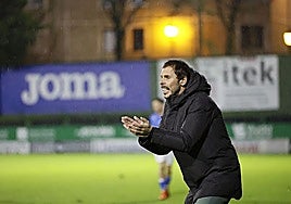Aitor Calle da instrucciones a sus jugadores desde el banquillo de Las Llanas.