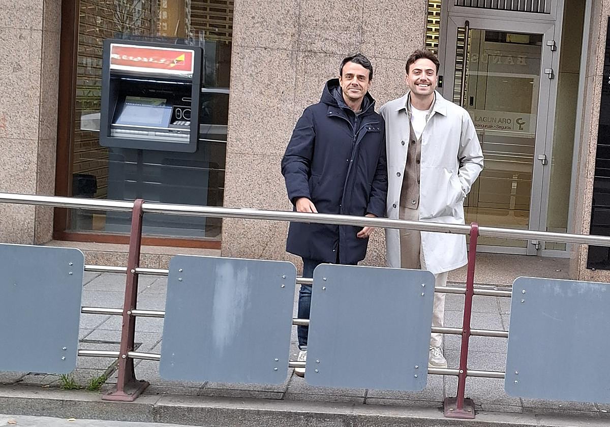 Victor Gardón, a la izquierda en la foto, y Aitor López posan tras las barandillas descontaminantes de Kaltxango.