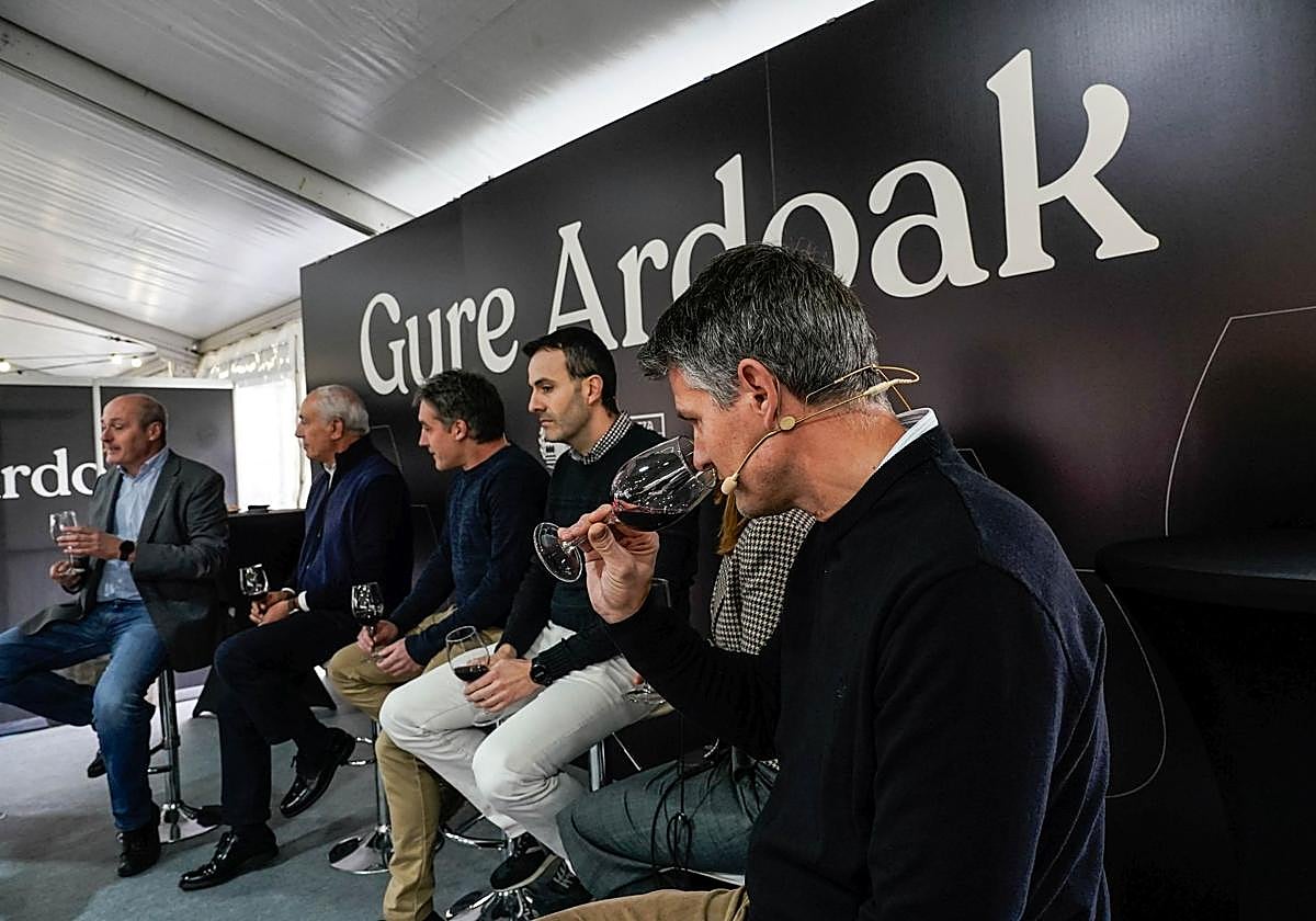 El espacio se ha inaugurado este viernes con una cata comentada junto a bodegueros y el enólogo José Ignacio Junguitu.
