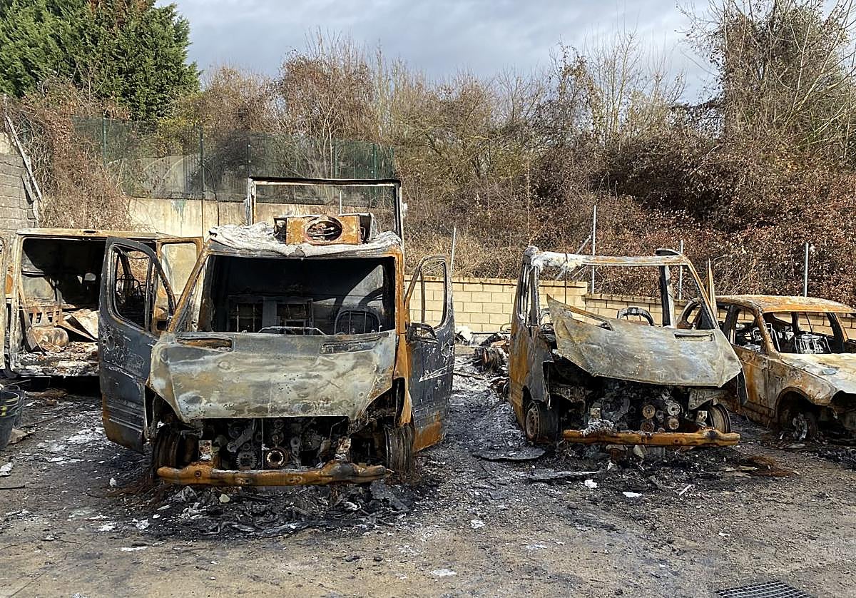 Estado actual de los vehículos atacados por un desconocido el pasado 17 de noviembre.