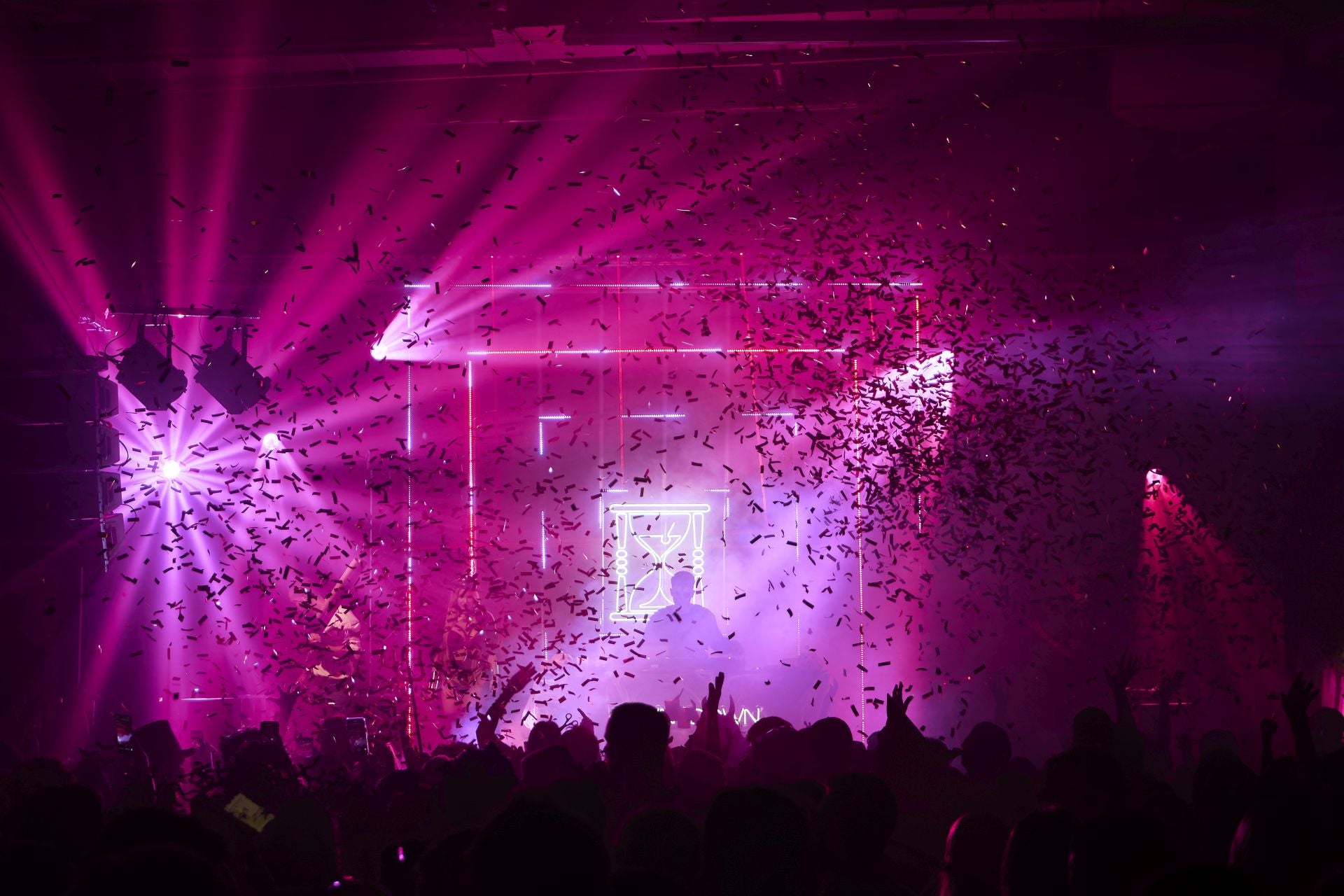 Jóvenes disfrutan de una fiesta en un local.