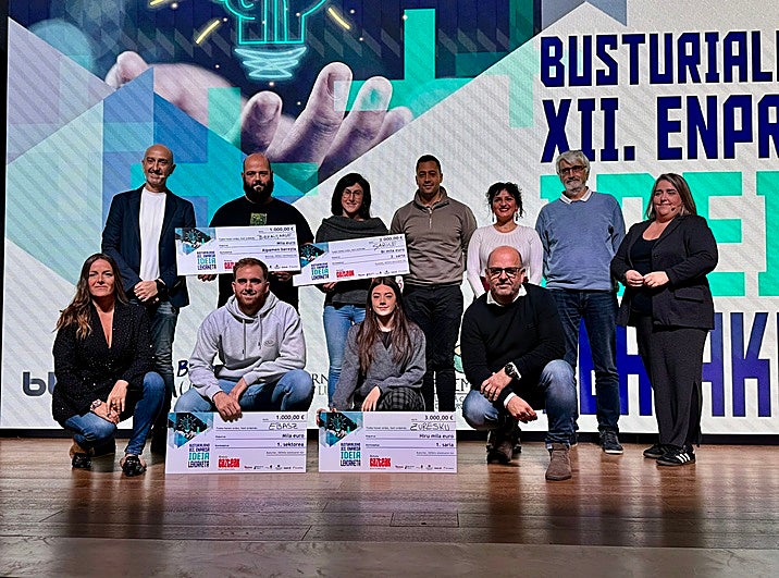 Galardonados en el concurso muestran sus correspondiente cheque durante el acto de entrega de los premios celebrado el jueves por la tarde en el parque BBK Klima de Busturia.