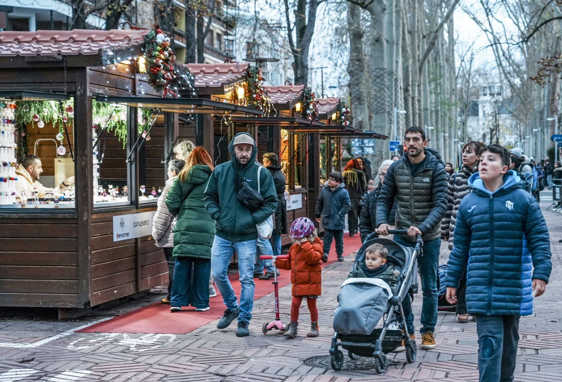 La inauguración del Belén de La Florida, la casa de Olentzero y Mari Domingui y el Mercado de Navidad de Vitoria, en imágenes
