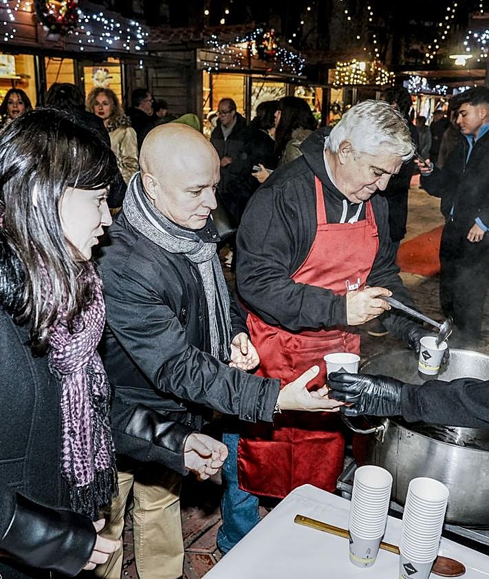 Imagen secundaria 2 - El Mercado Navideño iluminó La Florida con sus puestos de artesanía y dulces. La visita al pesebre, una de las imprescindibles en el Belén. Reparto devino caliente tras el concierto de la Coral Manuel Iradier.