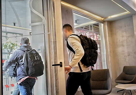 Agentes de la UCO registraron la sede de Acciona en Bilbao el 14 de noviembre.