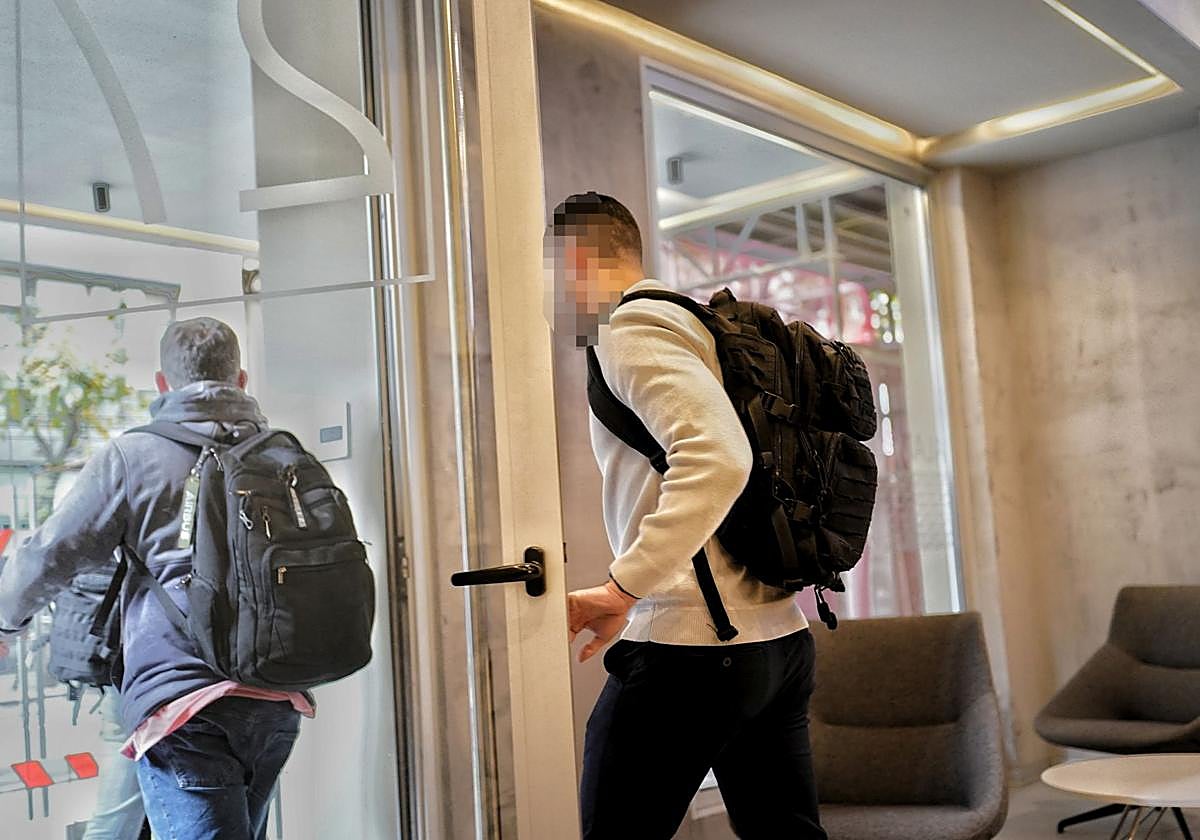 Agentes de la UCO registraron la sede de Acciona en Bilbao el 14 de noviembre.