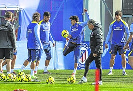 Jugadores del Atlético, en uno de los entrenamientos de esta semana.