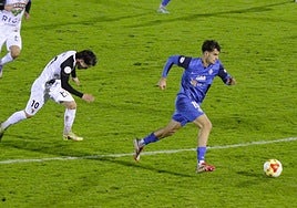 Zorrilla trata de lanzar una contra de los azules.