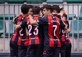 Jugadores del Arenas festejan un gol en Gobela.
