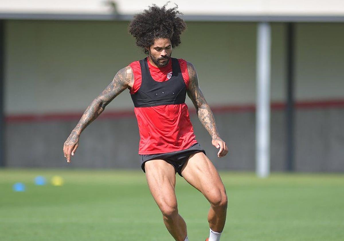 El exalbiazul Aridane estrella su Porsche contra tres coches aparcados y triplica la tasa de alcoholemia