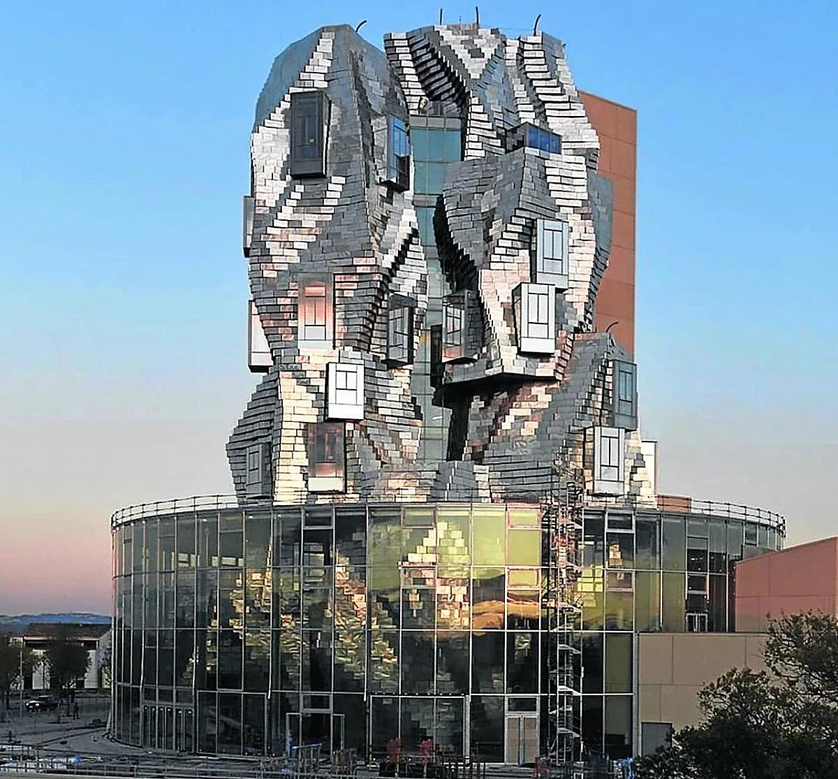 El edificio de Frank O. Gehry para la Fundación Luma mide 56 metros