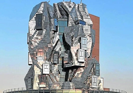 El edificio de Frank O. Gehry para la Fundación Luma mide 56 metros