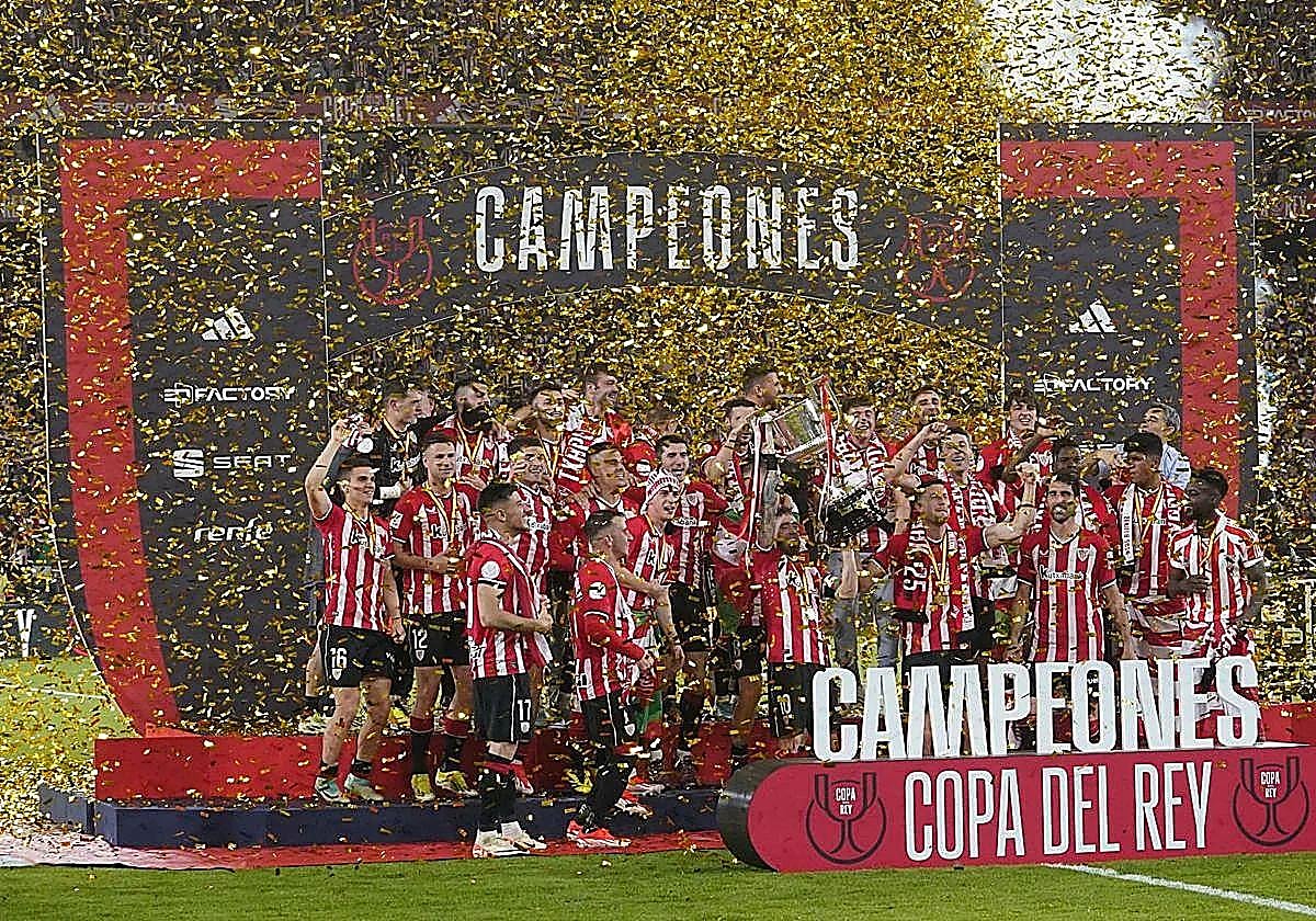 Los jugadores del Athletic reciben la Copa tras la final de La Cartuja ante el Mallorca en 2024.