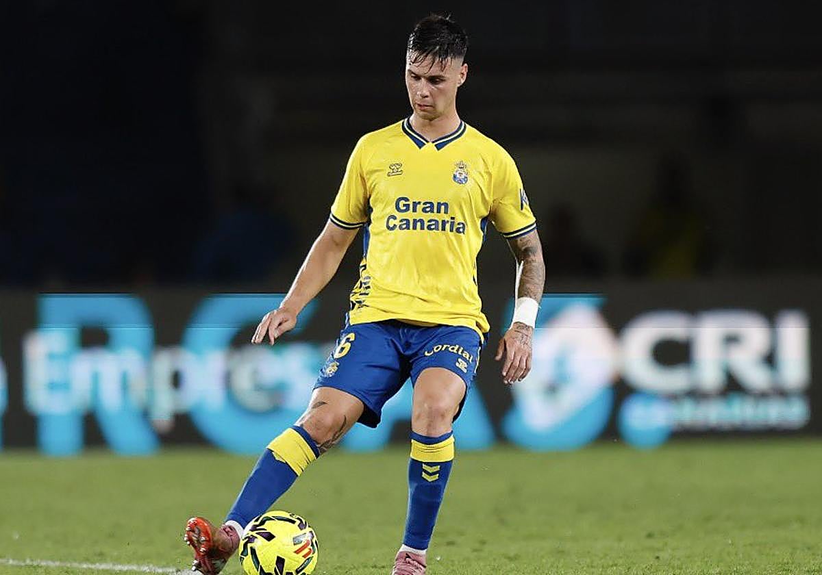 Barcia es fijo en el eje de la zaga del cuadro canario.