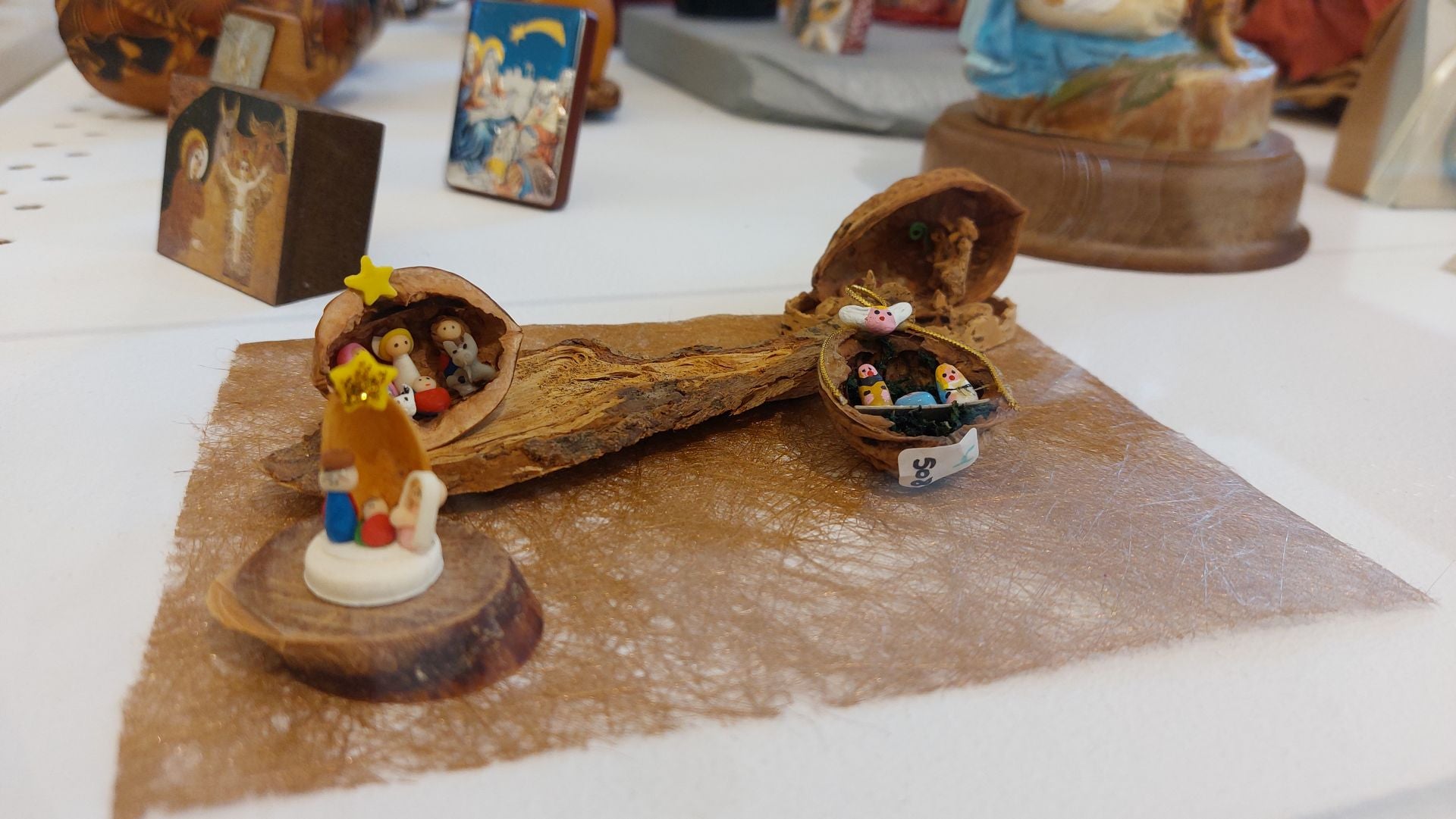 Cientos de belenes en miniatura