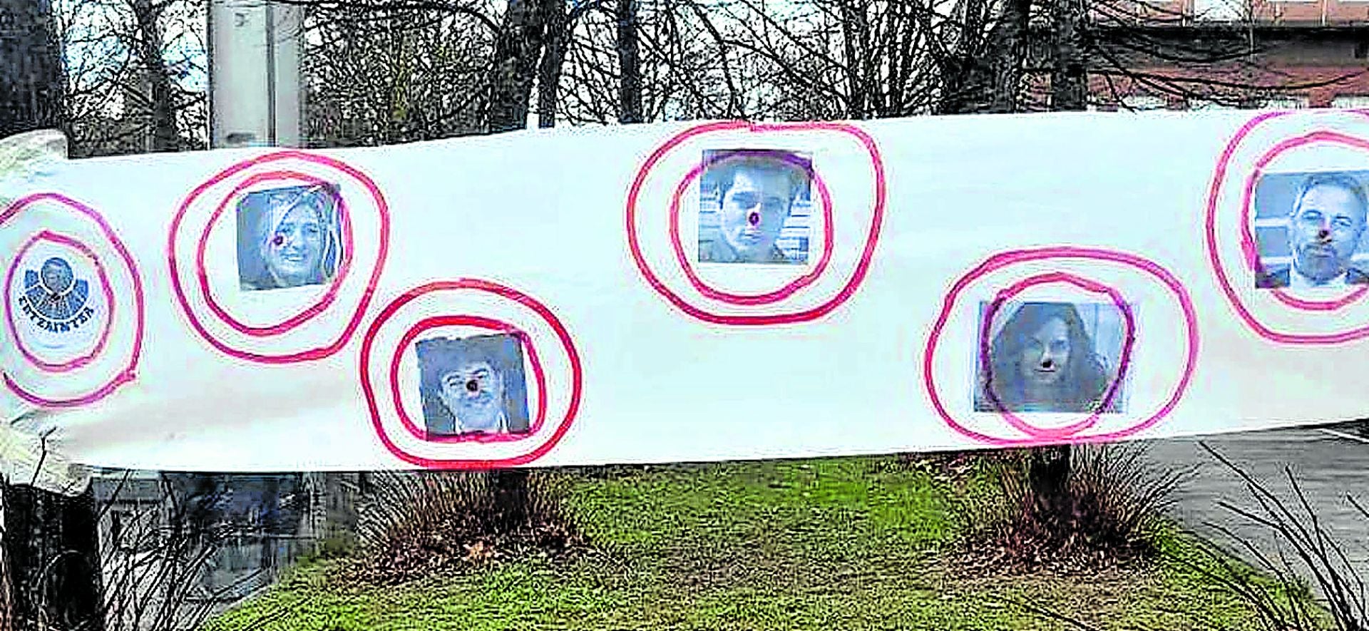 Pancarta que apareció el miércoles en el campus de la UPV/EHU de Vitoria con varios políticos y la Ertzaintza dentro de dianas.