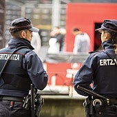 Dos agentes de la Ertzaintza patrullan por las calles de Vitoria.