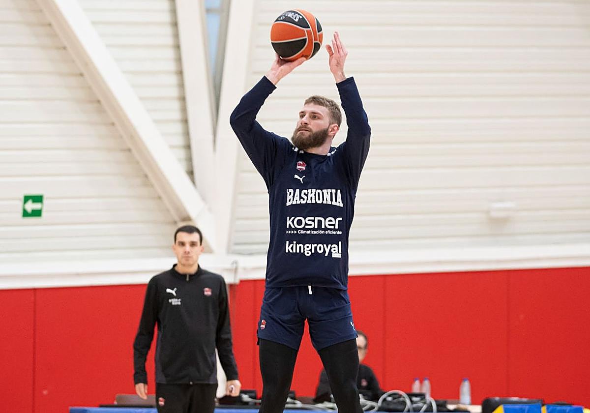 Gytis Radzevicius conoció ayer a sus nuevos compañeros y debutará esta noche como azulgrana.