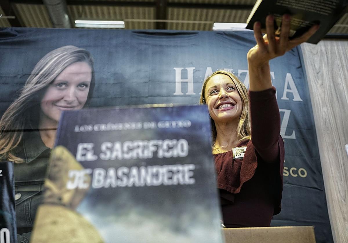 La escritora Haizea López, firmando su libro en el stand de la Azoka.