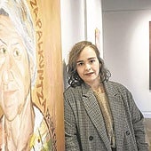 Irati Bazeta, junto a parte de su obra en el Museo de Durango.