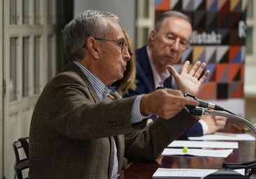 Ramón Jáuregui interviene en la conferencia, que estuvo moderada por Nieves Terán, ante la mirada de Alberto López Basaguren.