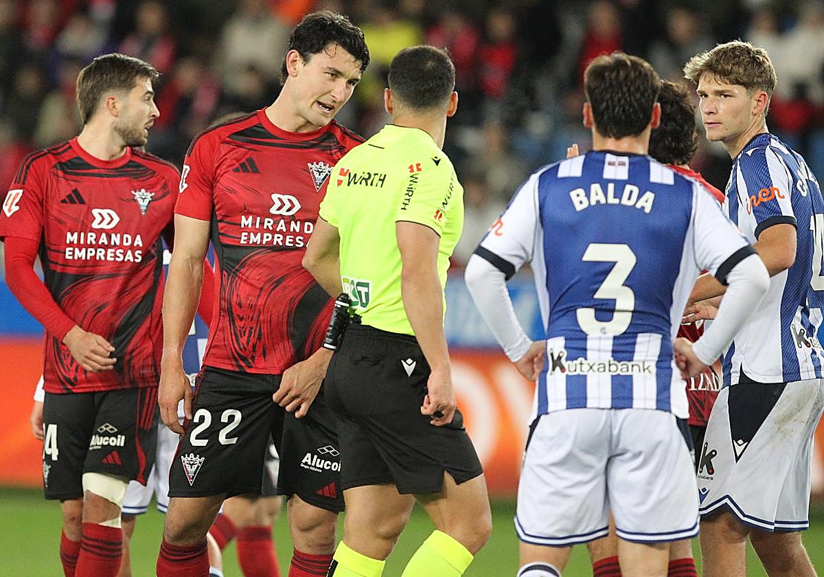 Juan Gutiérrez conversa con el colegiado navarro Alejandro Morilla en el choque ante el Sanse.