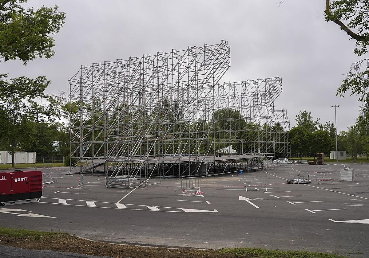 Un montaje anterior de escenario en el recinto de Mendizabala.