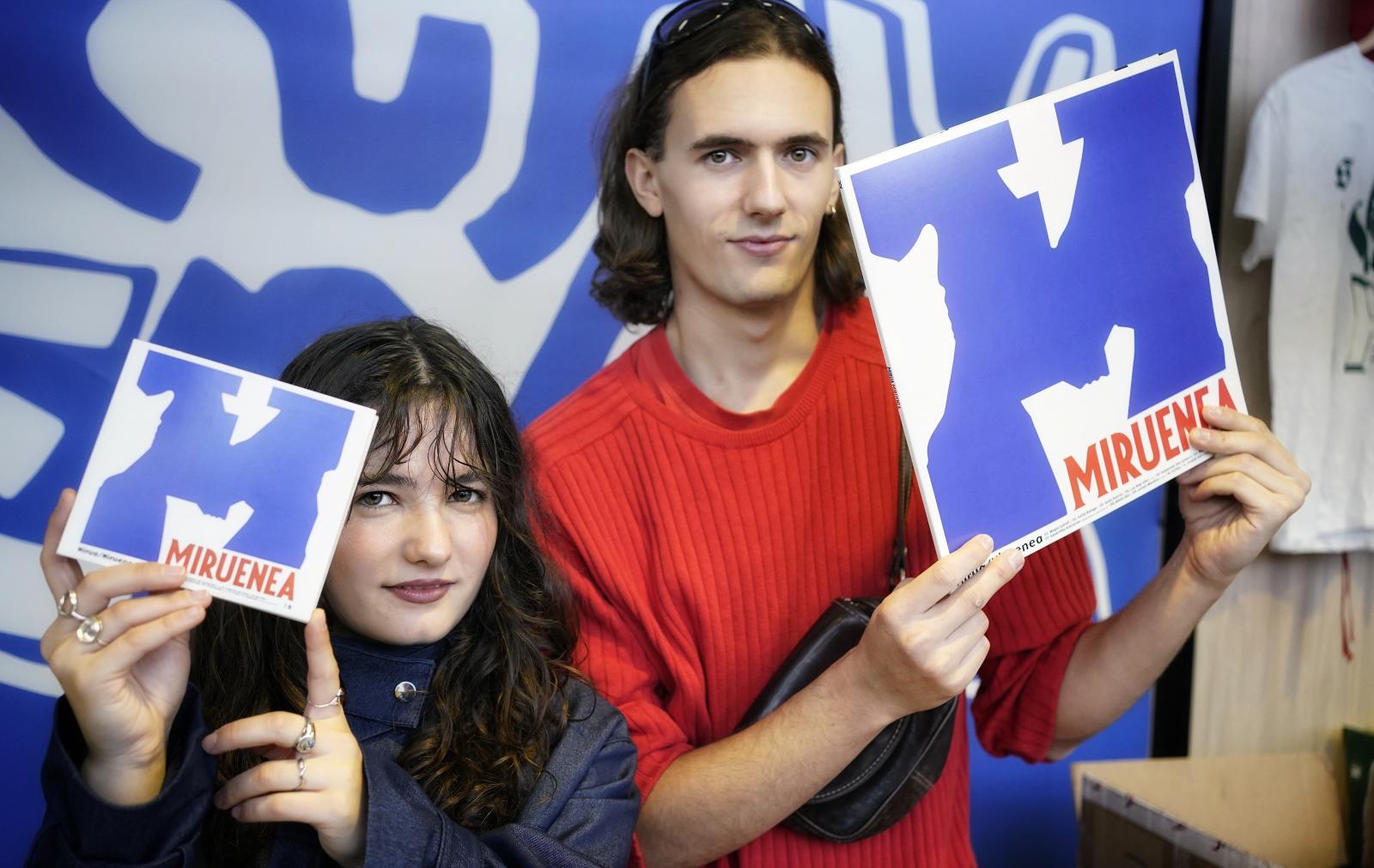 Los hermanos Mattin y Malentxo Zeberio en su propio standen la Azoka de Durango.