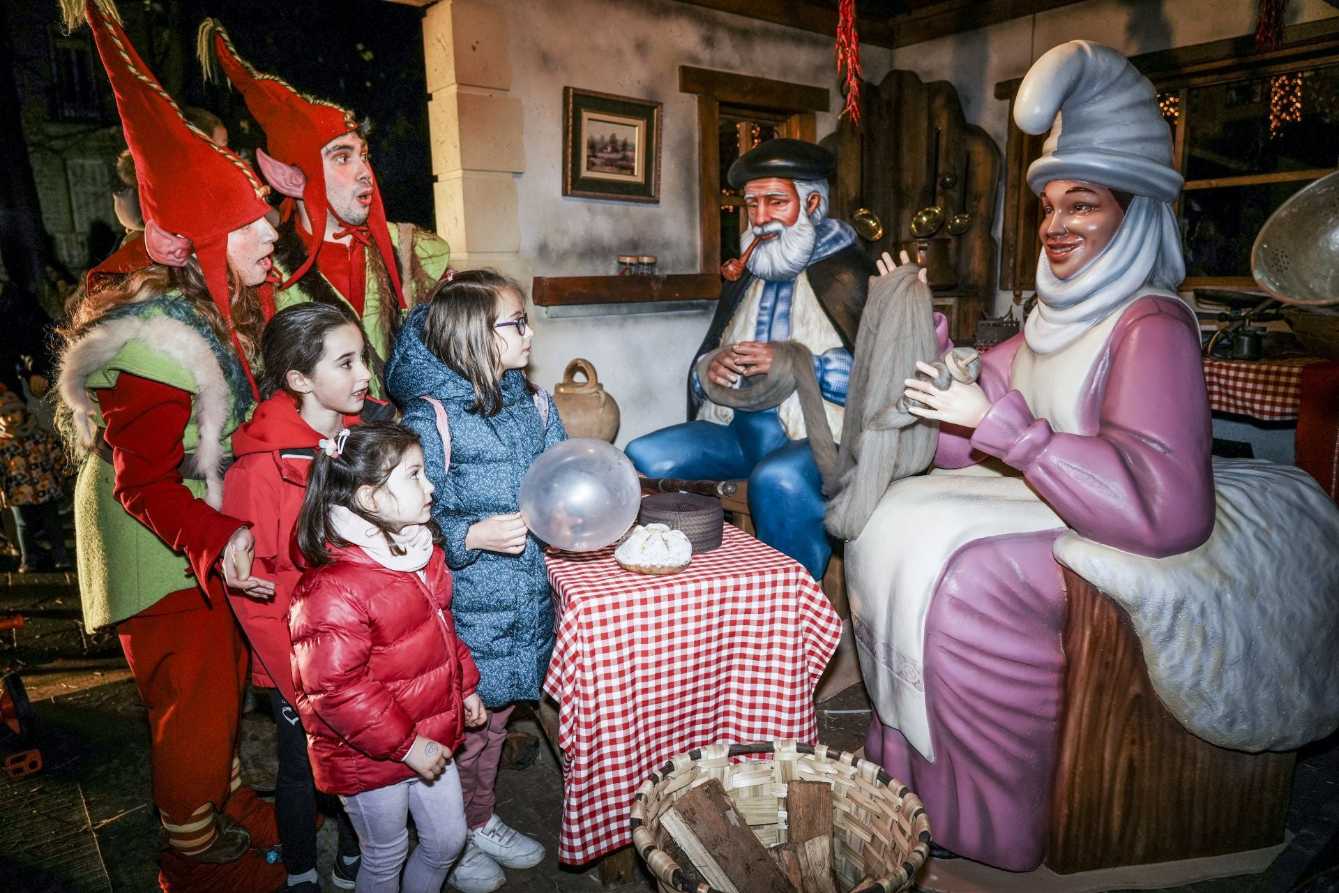 La inauguración del Belén de La Florida, la casa de Olentzero y Mari Domingui y el Mercado de Navidad de Vitoria, en imágenes