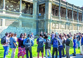 Un grupo de visitantes recorre las galerías de Punta Begoña, descubriendo in situ los avances de la rehabilitación.