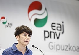 La portavoz del PNV en el Congreso de los Diputados, Maribel Vaquero, hace declaraciones este sábado en San Sebastián con motivo del Día de la Constitución