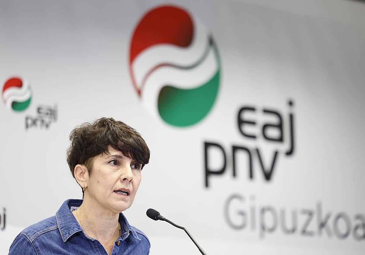 La portavoz del PNV en el Congreso de los Diputados, Maribel Vaquero, hace declaraciones este sábado en San Sebastián con motivo del Día de la Constitución