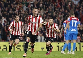 Izeta y Unai Gómez corren a celebrar con Berenguer el gol de la victoria.
