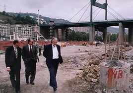 El equipo de Frank Gehry, Vano Haritunians y Randy Jefferson, visitando las obras del Museo Guggenheim. También se ve Carlos Iturriaga y Juan Ignacio Vidarte (muy al fondo) miembros de la fundación Guggenheim.