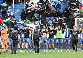 Los jugadores del Alavés celebran un triunfo en Mendizorroza con la afición.