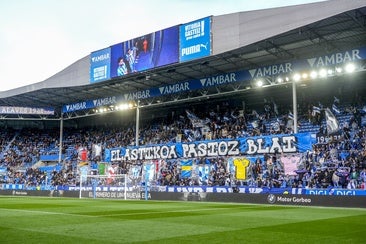 El espectacular tifo en Mendizorroza: «Empapad la elástica con pasión»
