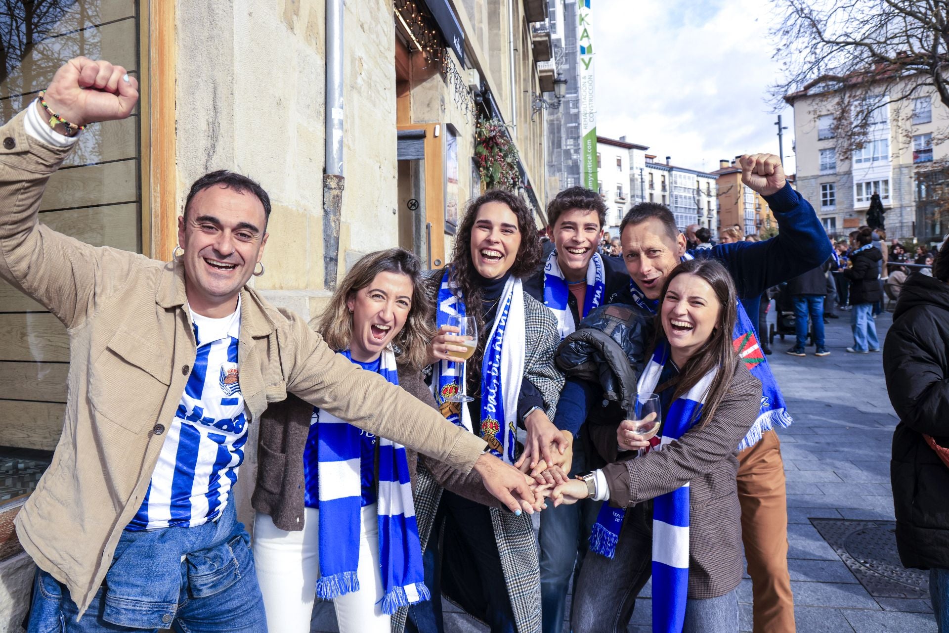 Las aficiones del Alavés y de la Real Sociedad inundan las calles de Vitoria