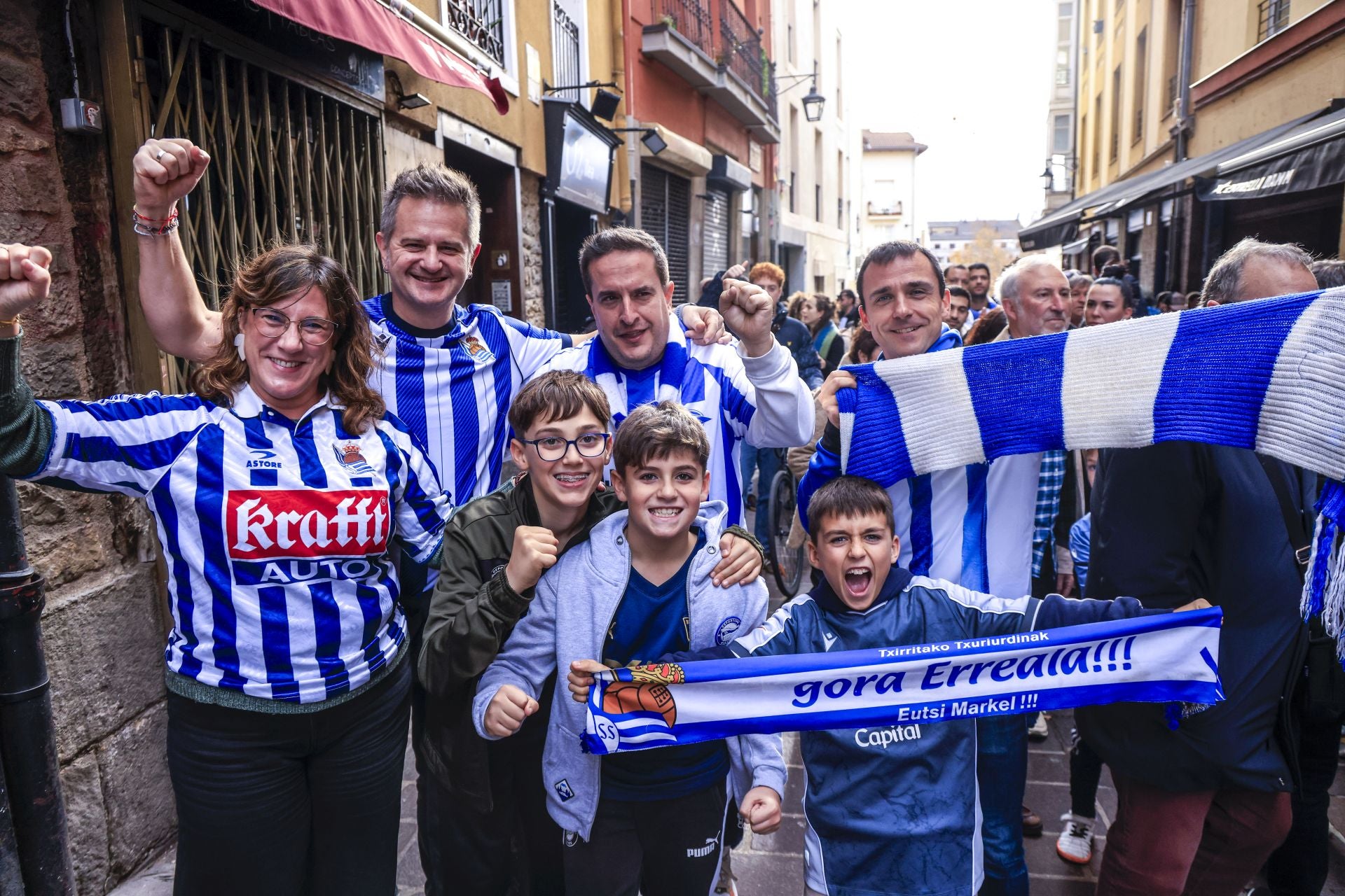 Las aficiones del Alavés y de la Real Sociedad inundan las calles de Vitoria