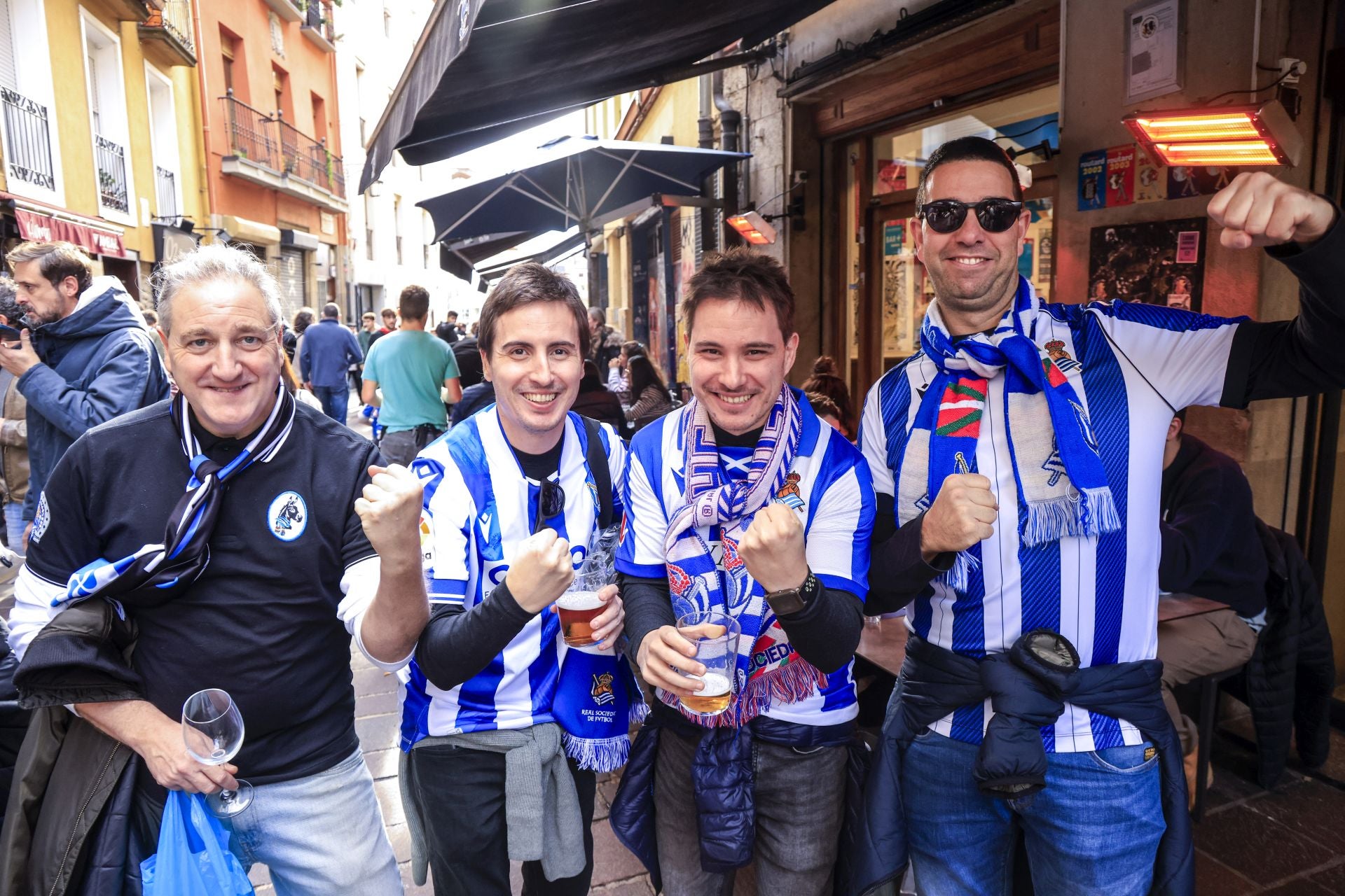 Las aficiones del Alavés y de la Real Sociedad inundan las calles de Vitoria