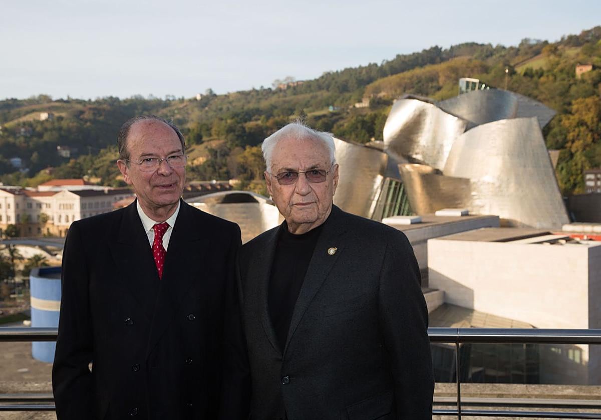 Areso y Gehry posan ante el Guggenheim en 2014.
